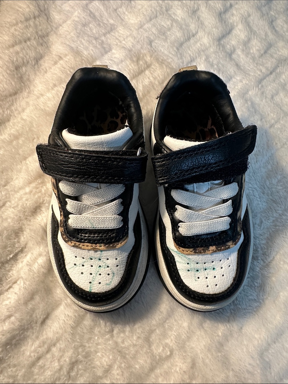 OshKosh B'gosh Black and White Kids Sneakers with Leopard Accent size 6